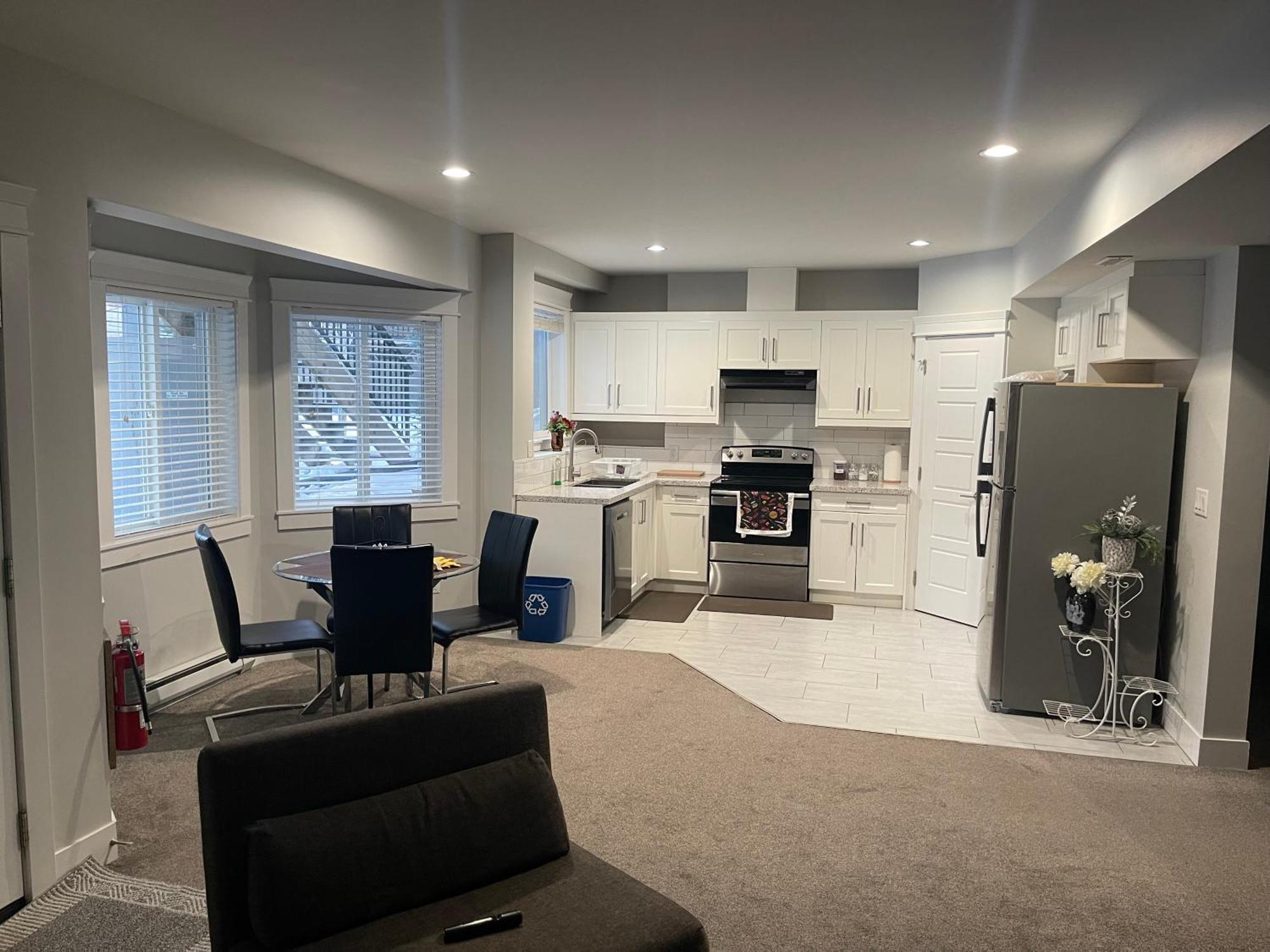 2 Bedroom Suite With Full Kitchen ريفيلستوك المظهر الخارجي الصورة